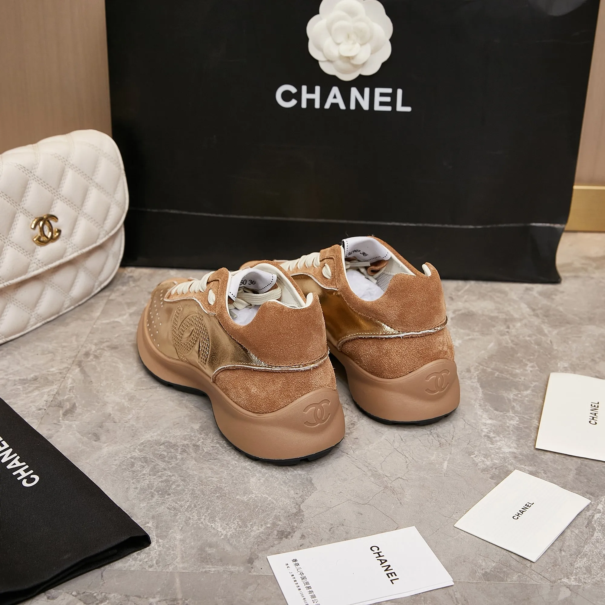 👟👟Ex-factory price 560👟👟 Chanel Grandma 2024 counter top casual sports shoes This classic design; the upper is electro-embroidered with a variety of techniques; the outsole is fashionable and sporty; it is unusual to incorporate a variety of color matching elements... The diversified mix and match is very good-looking and versatile, casual, fashionable, sports and outdoor can be taken into account... ꫛꫀꪝ Go➫ Material: ❶Upper is made of: Original imported high silk cow suede + small fragrance fabric ❷Inner lining: original imported breathable sheepskin lining ❸Outsole based on: original TPU combination outsole Special counter boutique packaging complete set for women 35–41